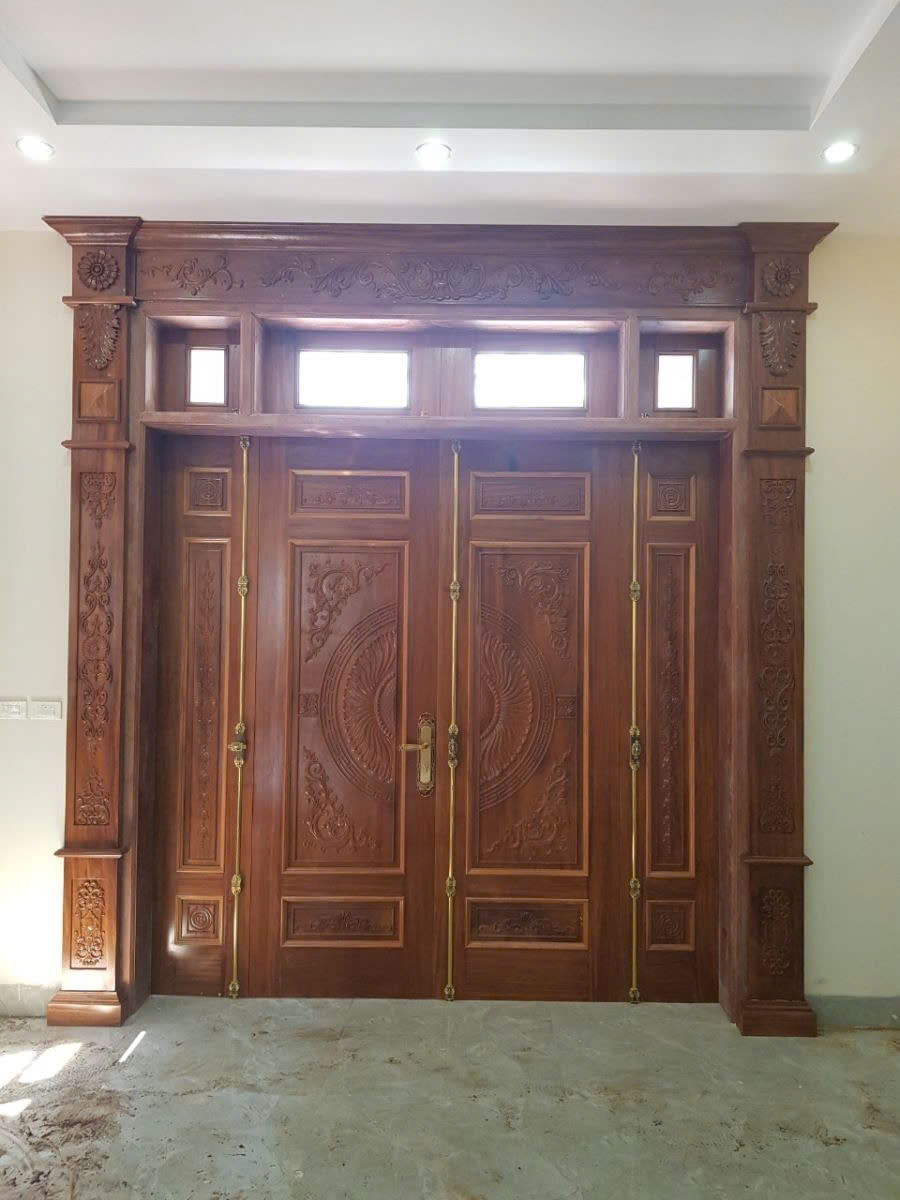 Nhân viên tháo dỡ cửa gỗ tận nơi cho khách