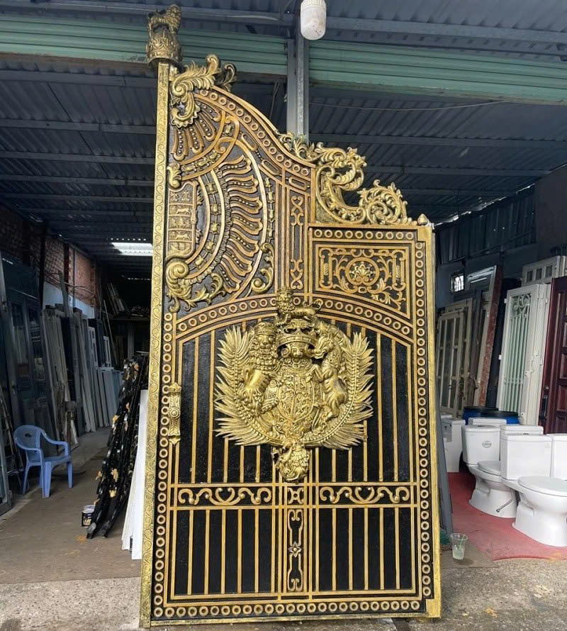 Kho tập kết cửa sắt cũ thanh lý tại TPHCM