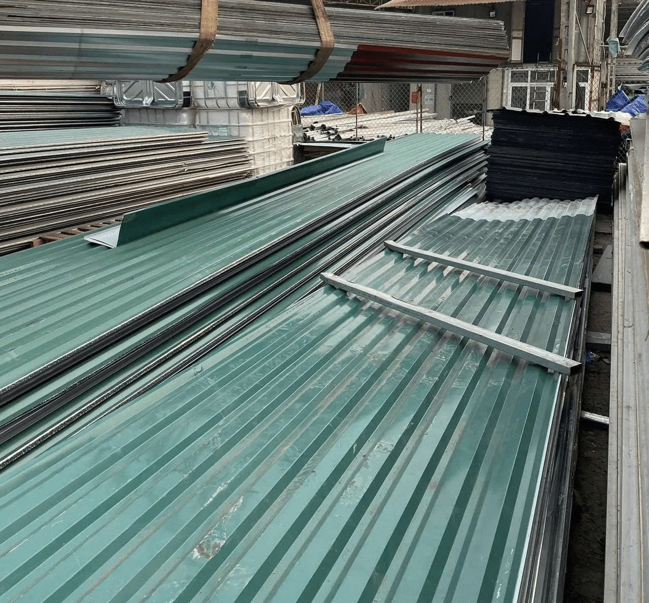 Kho tập kết thu mua tôn cũ tại TPHCM của Bính Vân